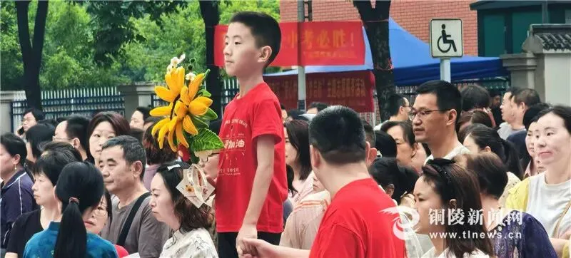 中考首日!铜陵考场外的一幕幕!-第17张图片-四季读书网 中考首日!铜陵考场外的一幕幕!-第17张图片-四季读书网
