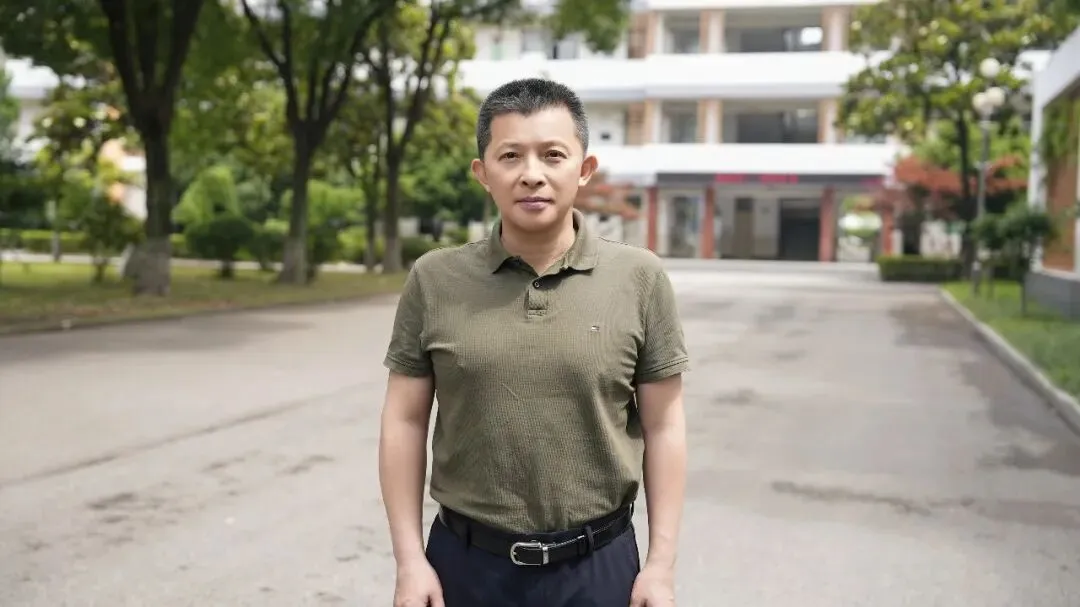 【2026中考送祝福·视频】竹西中学吴晓峰:胸有丘壑初亮剑,笔落锦绣启新程-第2张图片-四季读书网 【2026中考送祝福·视频】竹西中学吴晓峰:胸有丘壑初亮剑,笔落锦绣启新程-第2张图片-四季读书网