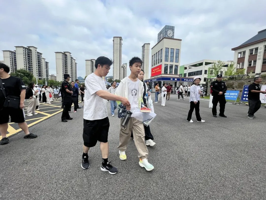 现场直击!东至中考,开考-第10张图片-四季读书网 现场直击!东至中考,开考-第10张图片-四季读书网