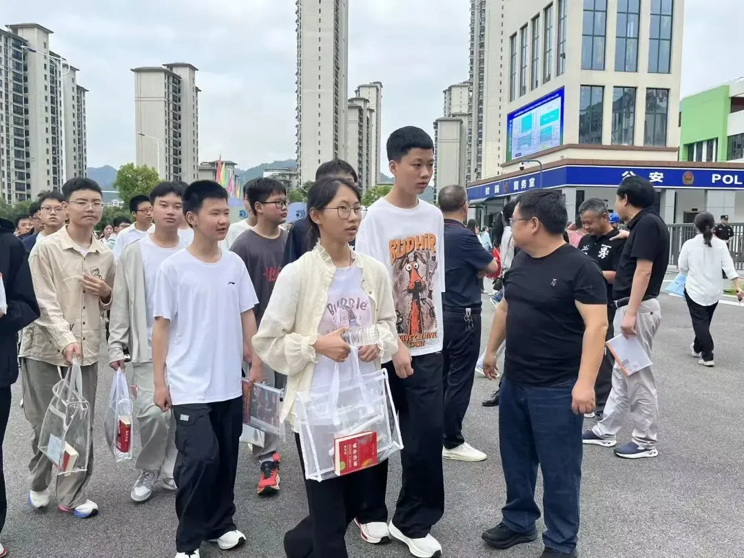 现场直击!东至中考,开考-第11张图片-四季读书网 现场直击!东至中考,开考-第11张图片-四季读书网