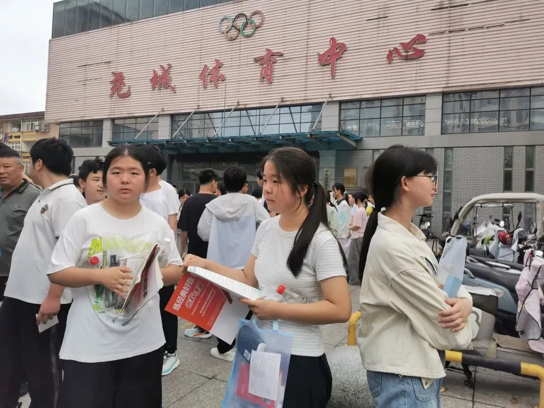 现场直击!东至中考,开考-第13张图片-四季读书网 现场直击!东至中考,开考-第13张图片-四季读书网