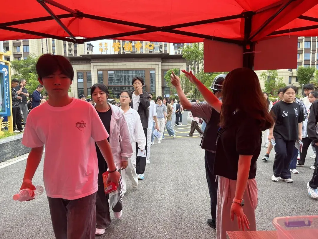 现场直击!东至中考,开考-第14张图片-四季读书网 现场直击!东至中考,开考-第14张图片-四季读书网