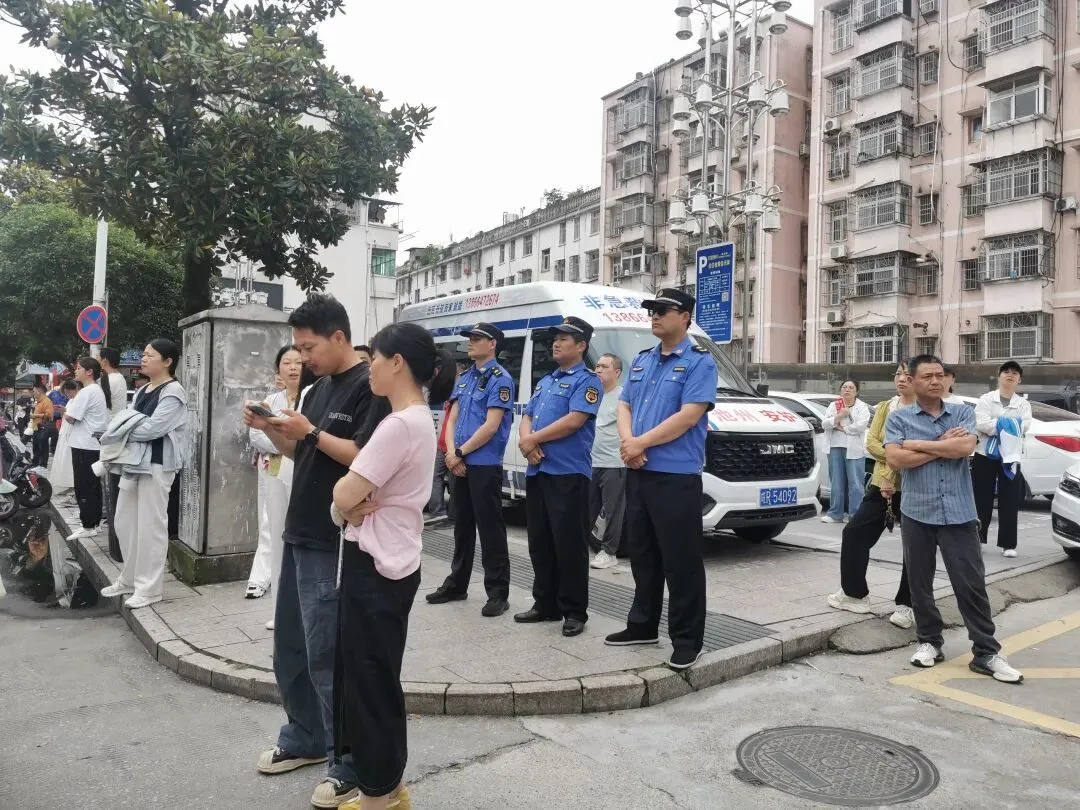 现场直击!东至中考,开考-第16张图片-四季读书网 现场直击!东至中考,开考-第16张图片-四季读书网