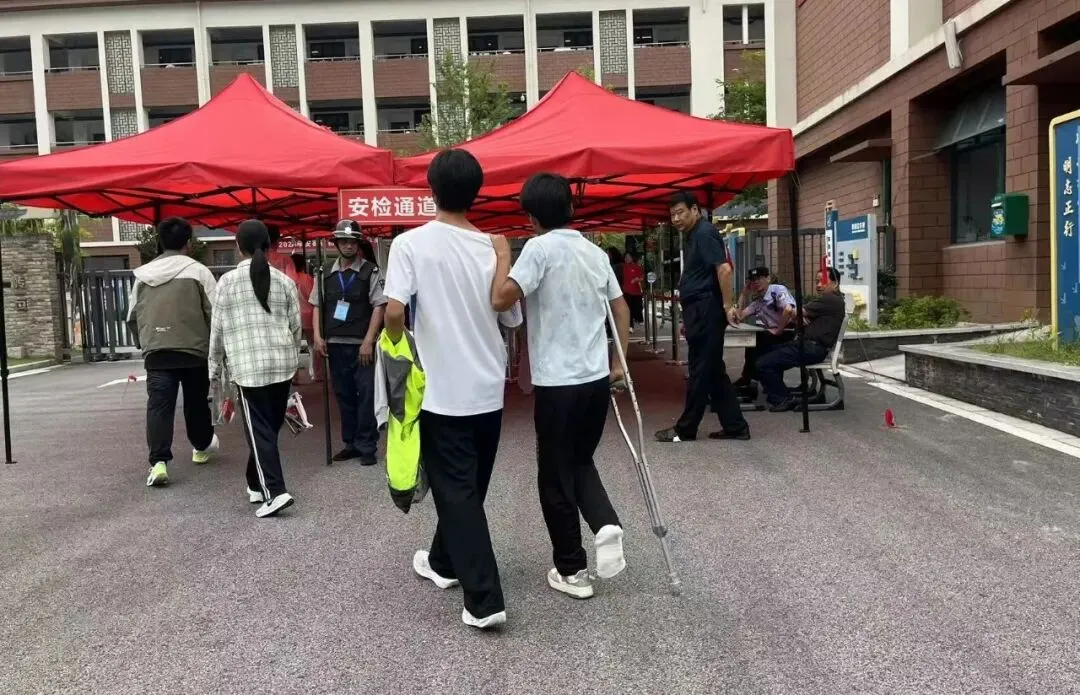 现场直击!东至中考,开考-第21张图片-四季读书网 现场直击!东至中考,开考-第21张图片-四季读书网