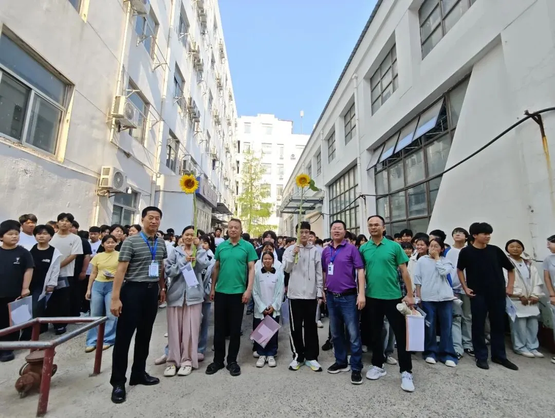 东海县第二中学考点:中考首日平稳有序 温情护航学子逐梦-第4张图片-四季读书网 东海县第二中学考点:中考首日平稳有序 温情护航学子逐梦-第4张图片-四季读书网