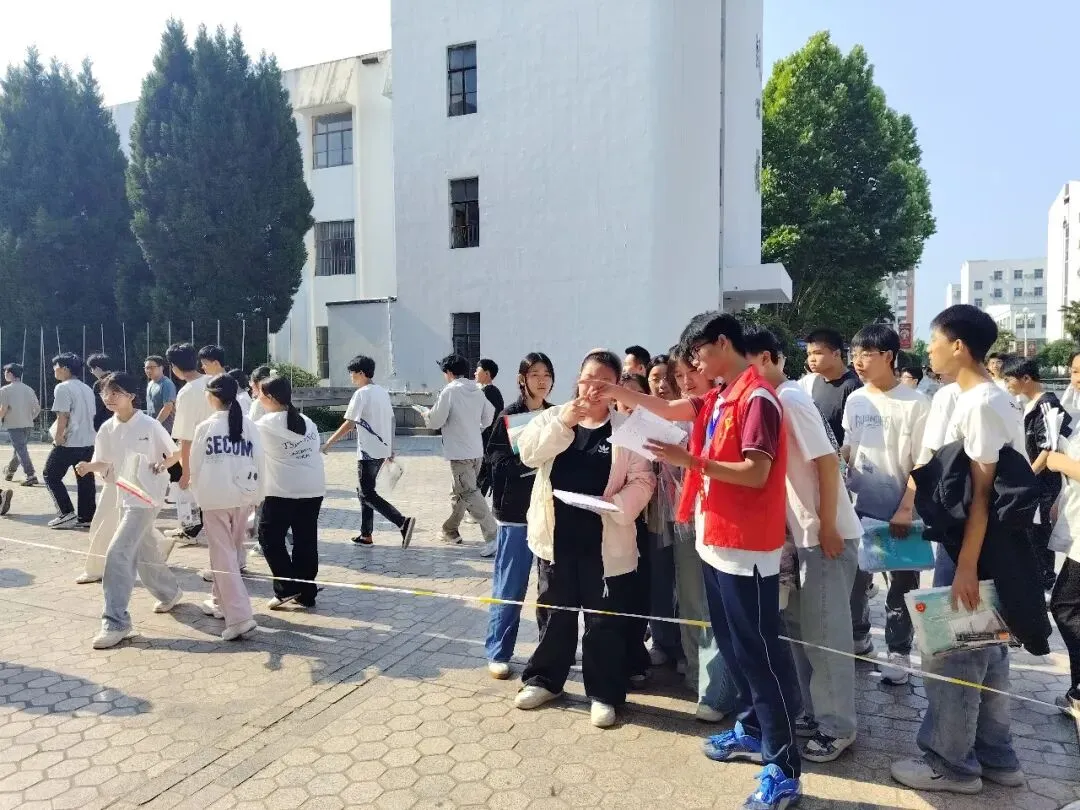 东海县第二中学考点:中考首日平稳有序 温情护航学子逐梦-第7张图片-四季读书网 东海县第二中学考点:中考首日平稳有序 温情护航学子逐梦-第7张图片-四季读书网