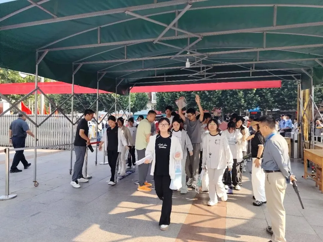 东海县第二中学考点:中考首日平稳有序 温情护航学子逐梦-第11张图片-四季读书网 东海县第二中学考点:中考首日平稳有序 温情护航学子逐梦-第11张图片-四季读书网