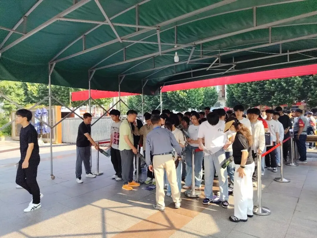 东海县第二中学考点:中考首日平稳有序 温情护航学子逐梦-第12张图片-四季读书网 东海县第二中学考点:中考首日平稳有序 温情护航学子逐梦-第12张图片-四季读书网