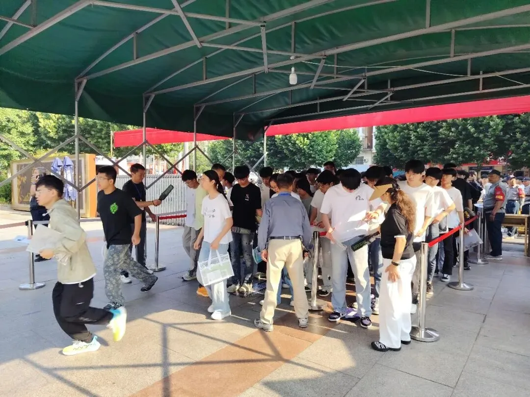 东海县第二中学考点:中考首日平稳有序 温情护航学子逐梦-第13张图片-四季读书网 东海县第二中学考点:中考首日平稳有序 温情护航学子逐梦-第13张图片-四季读书网