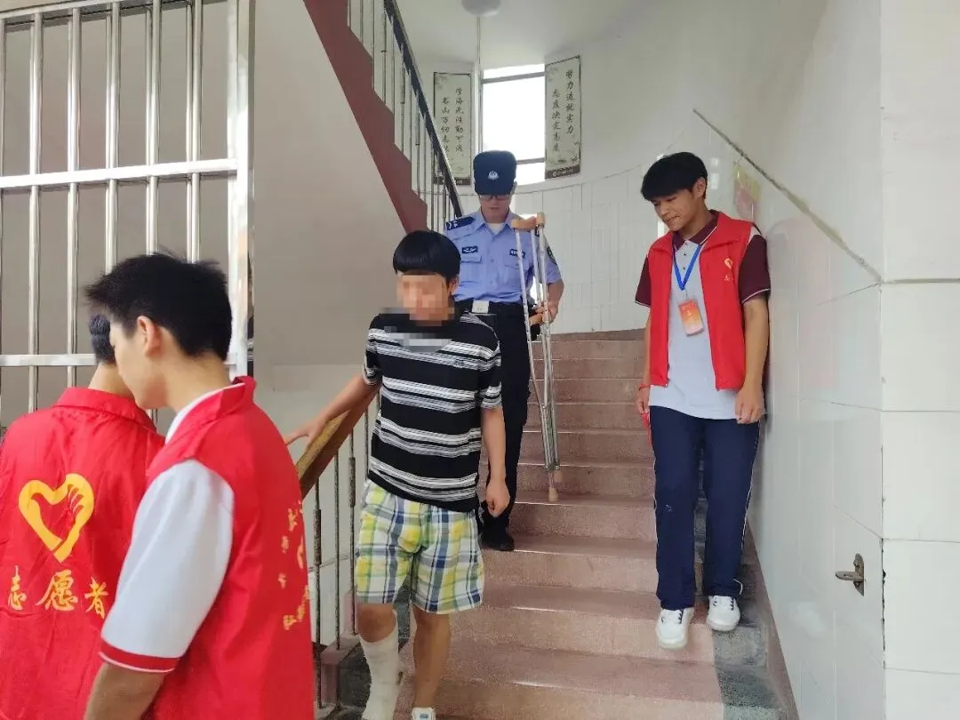 东海县第二中学考点:中考首日平稳有序 温情护航学子逐梦-第14张图片-四季读书网 东海县第二中学考点:中考首日平稳有序 温情护航学子逐梦-第14张图片-四季读书网