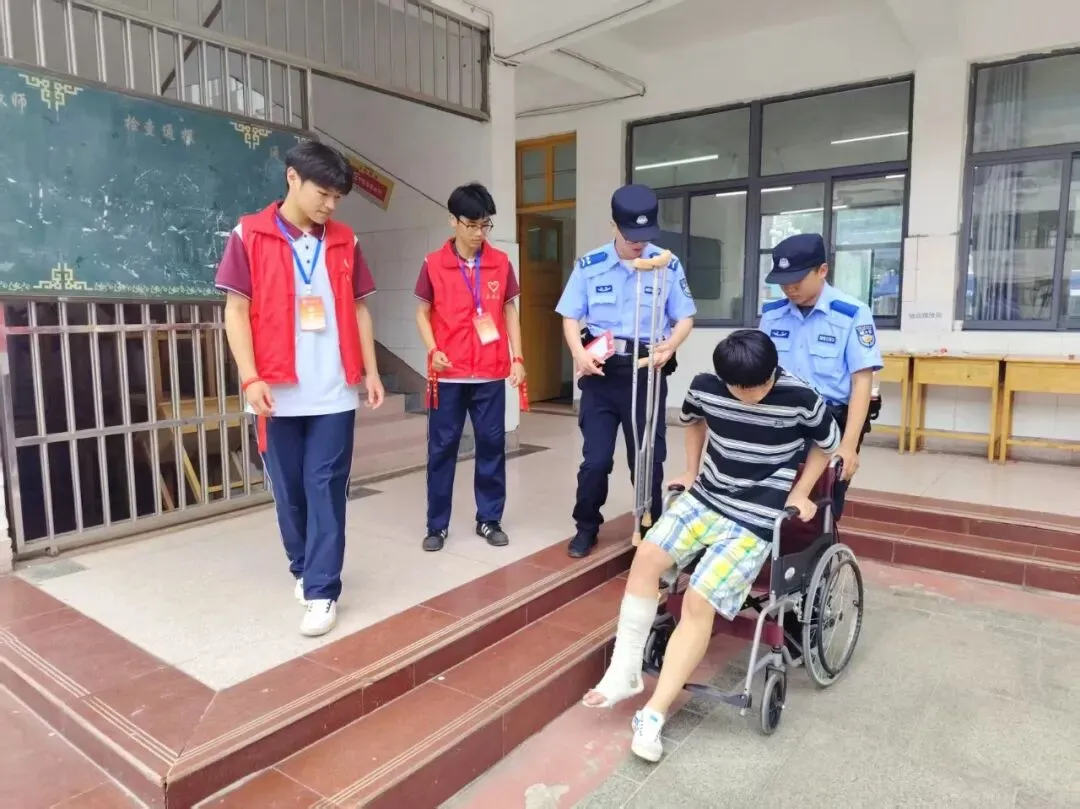 东海县第二中学考点:中考首日平稳有序 温情护航学子逐梦-第15张图片-四季读书网 东海县第二中学考点:中考首日平稳有序 温情护航学子逐梦-第15张图片-四季读书网