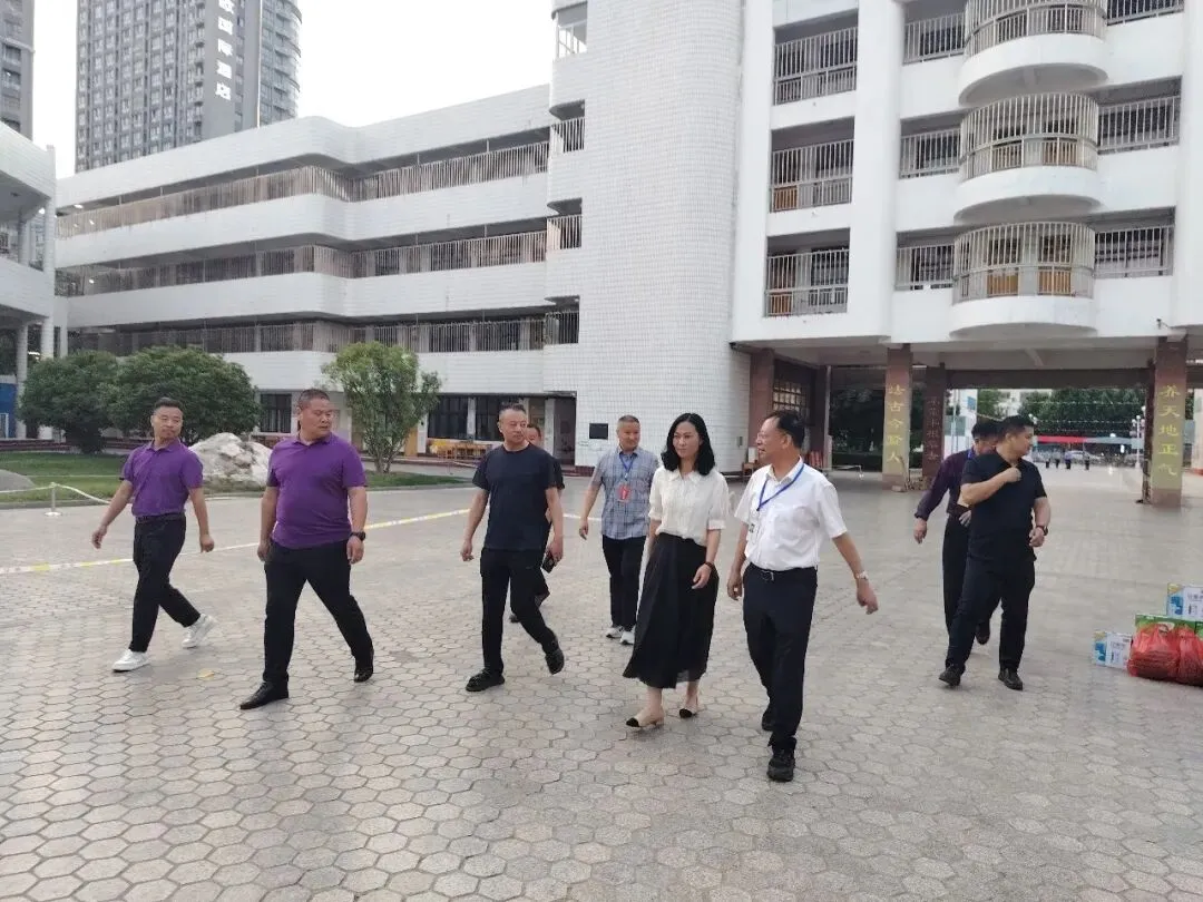 东海县第二中学考点:中考首日平稳有序 温情护航学子逐梦-第16张图片-四季读书网 东海县第二中学考点:中考首日平稳有序 温情护航学子逐梦-第16张图片-四季读书网