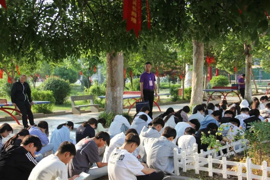 东海县第二中学考点:中考首日平稳有序 温情护航学子逐梦-第25张图片-四季读书网 东海县第二中学考点:中考首日平稳有序 温情护航学子逐梦-第25张图片-四季读书网