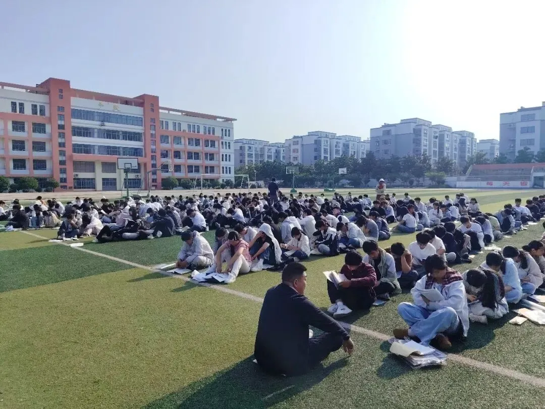 东海县第二中学考点:中考首日平稳有序 温情护航学子逐梦-第26张图片-四季读书网 东海县第二中学考点:中考首日平稳有序 温情护航学子逐梦-第26张图片-四季读书网