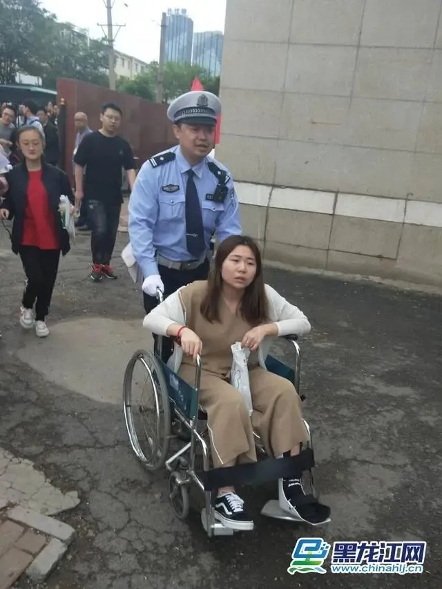 中考开考当天 女生脚受伤坐轮椅,交警一路护送顺利抵达考场-第2张图片-四季读书网 中考开考当天 女生脚受伤坐轮椅,交警一路护送顺利抵达考场-第2张图片-四季读书网