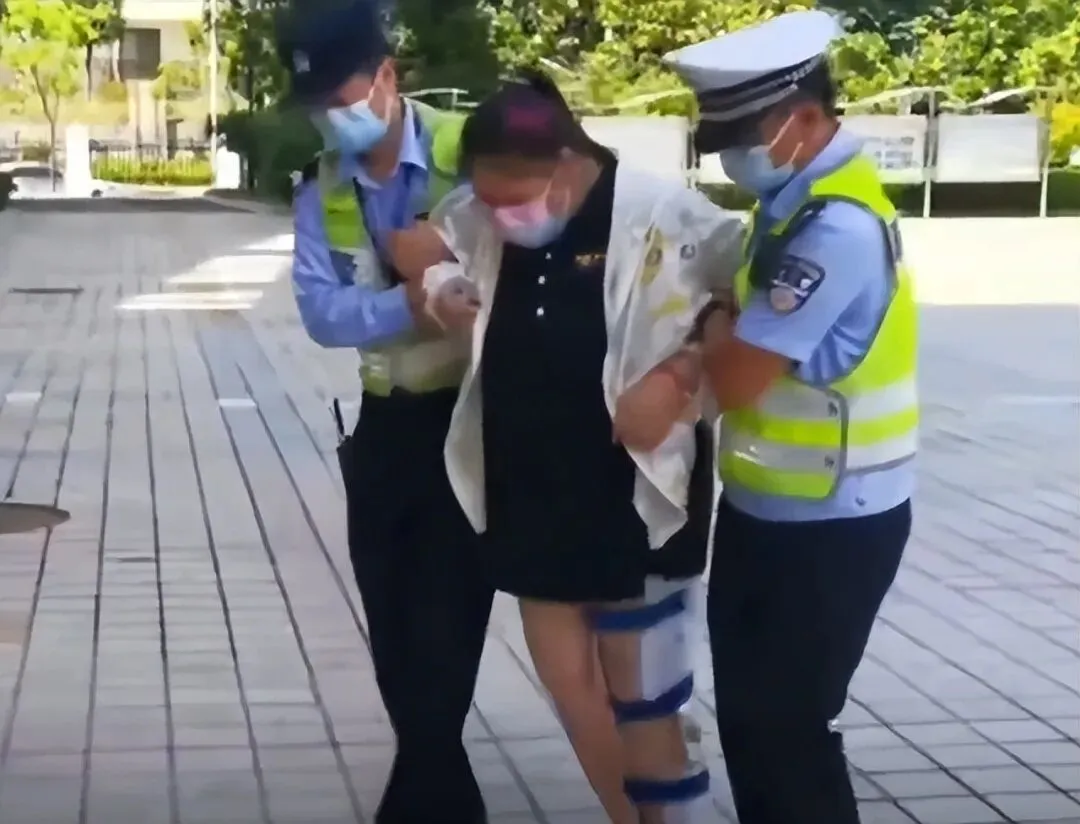 中考开考当天 女生脚受伤坐轮椅,交警一路护送顺利抵达考场-第3张图片-四季读书网 中考开考当天 女生脚受伤坐轮椅,交警一路护送顺利抵达考场-第3张图片-四季读书网