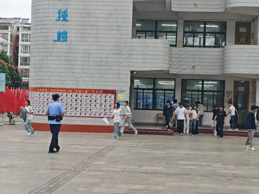 东海县第二中学考点:中考首日平稳有序 温情护航学子逐梦-第28张图片-四季读书网 东海县第二中学考点:中考首日平稳有序 温情护航学子逐梦-第28张图片-四季读书网