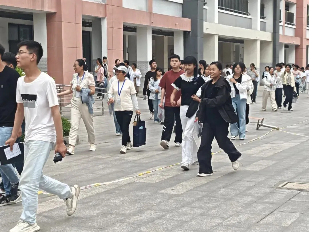 东海县第二中学考点:中考首日平稳有序 温情护航学子逐梦-第29张图片-四季读书网 东海县第二中学考点:中考首日平稳有序 温情护航学子逐梦-第29张图片-四季读书网