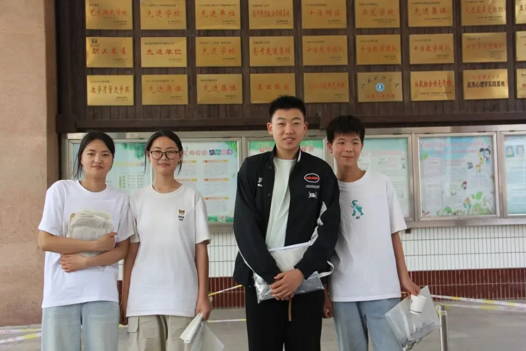 东海县第二中学考点:中考首日平稳有序 温情护航学子逐梦-第30张图片-四季读书网 东海县第二中学考点:中考首日平稳有序 温情护航学子逐梦-第30张图片-四季读书网