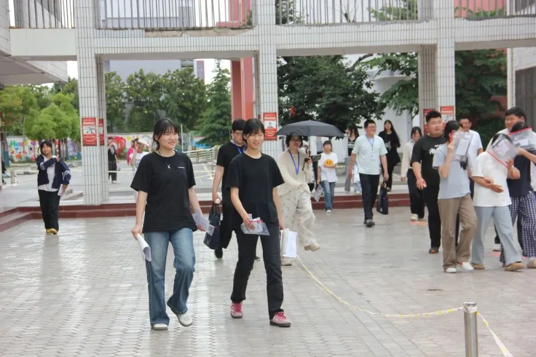 东海县第二中学考点:中考首日平稳有序 温情护航学子逐梦-第32张图片-四季读书网 东海县第二中学考点:中考首日平稳有序 温情护航学子逐梦-第32张图片-四季读书网