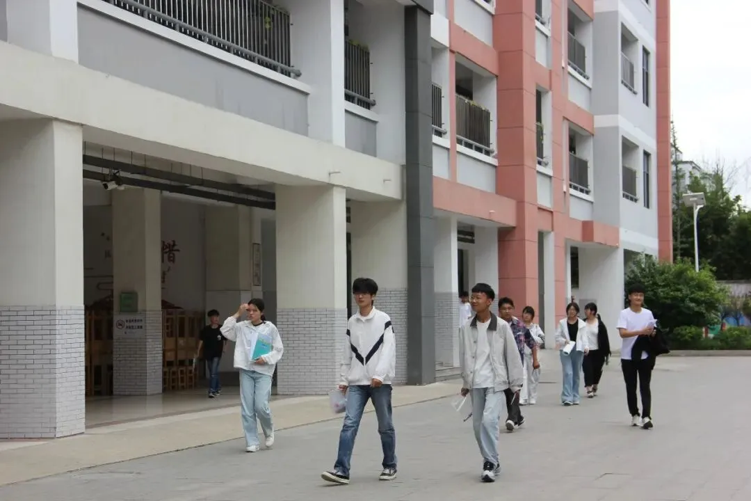 东海县第二中学考点:中考首日平稳有序 温情护航学子逐梦-第34张图片-四季读书网 东海县第二中学考点:中考首日平稳有序 温情护航学子逐梦-第34张图片-四季读书网