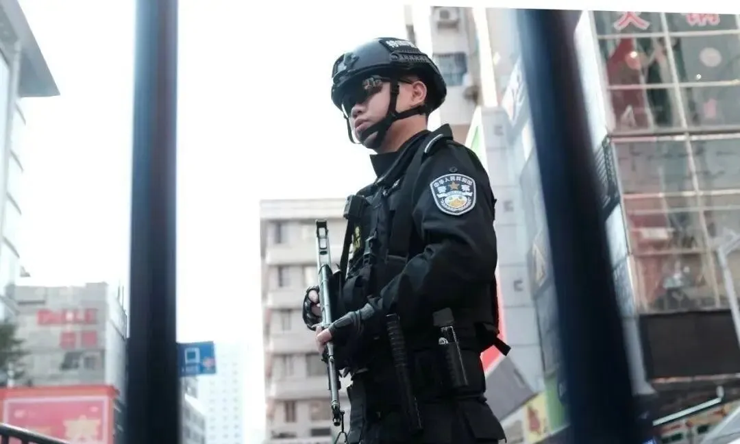 运送现金的车辆使用的是霰弹枪,而高考试卷则配备的是步枪-第1张图片-四季读书网