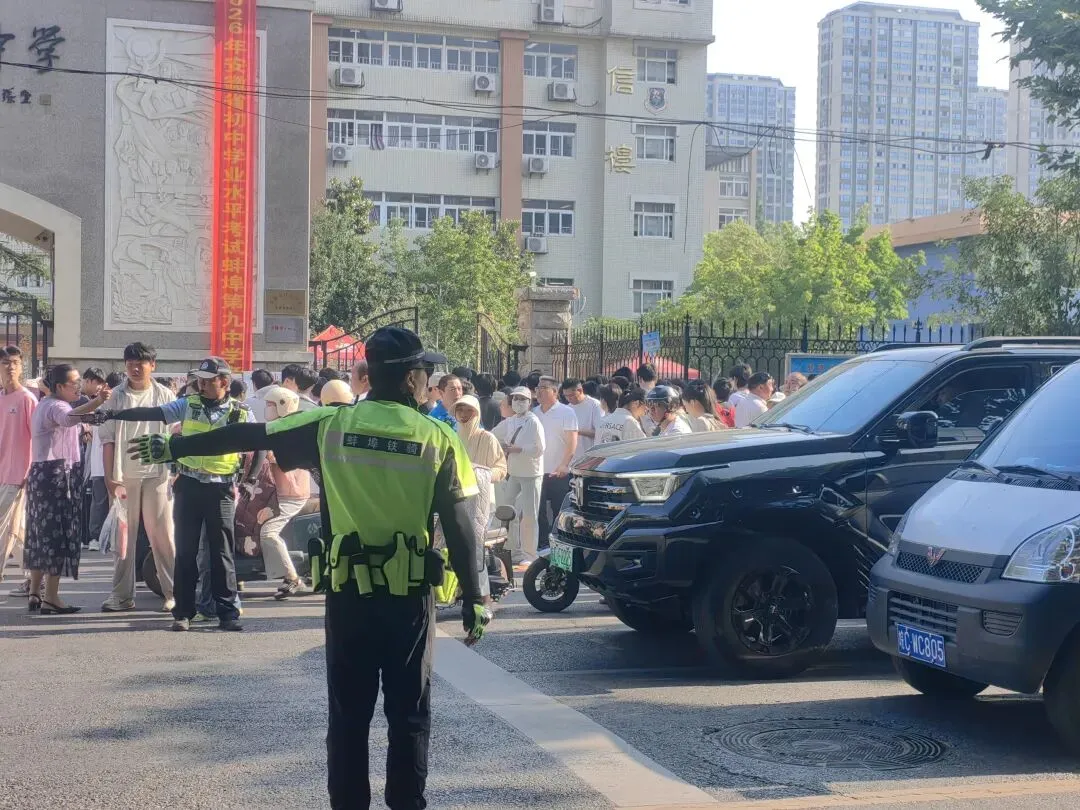 中考启幕,蚌埠交警“护考模式”再上线!|护航中考 交警同行-第5张图片-四季读书网 中考启幕,蚌埠交警“护考模式”再上线!|护航中考 交警同行-第5张图片-四季读书网