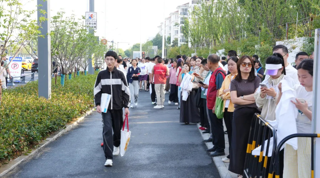 快看!2026年安徽中考作文题最新出炉!附中考作文五等级评分标准及扣分原则-第18张图片-四季读书网 快看!2026年安徽中考作文题最新出炉!附中考作文五等级评分标准及扣分原则-第18张图片-四季读书网