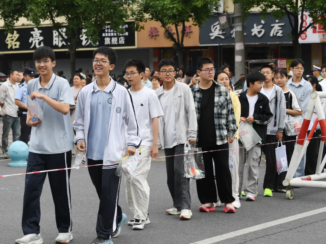 快看!2026年安徽中考作文题最新出炉!附中考作文五等级评分标准及扣分原则-第20张图片-四季读书网 快看!2026年安徽中考作文题最新出炉!附中考作文五等级评分标准及扣分原则-第20张图片-四季读书网