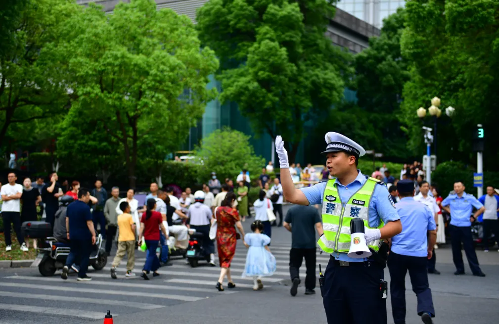 快看!2026年安徽中考作文题最新出炉!附中考作文五等级评分标准及扣分原则-第34张图片-四季读书网 快看!2026年安徽中考作文题最新出炉!附中考作文五等级评分标准及扣分原则-第34张图片-四季读书网