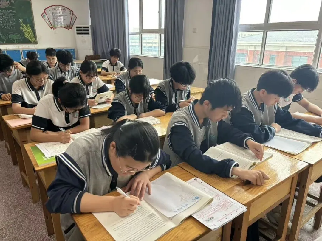 毕业季 | 中考次日:数理思辨凝底气 史韵沉淀赴芳华-第15张图片-四季读书网 毕业季 | 中考次日:数理思辨凝底气 史韵沉淀赴芳华-第15张图片-四季读书网