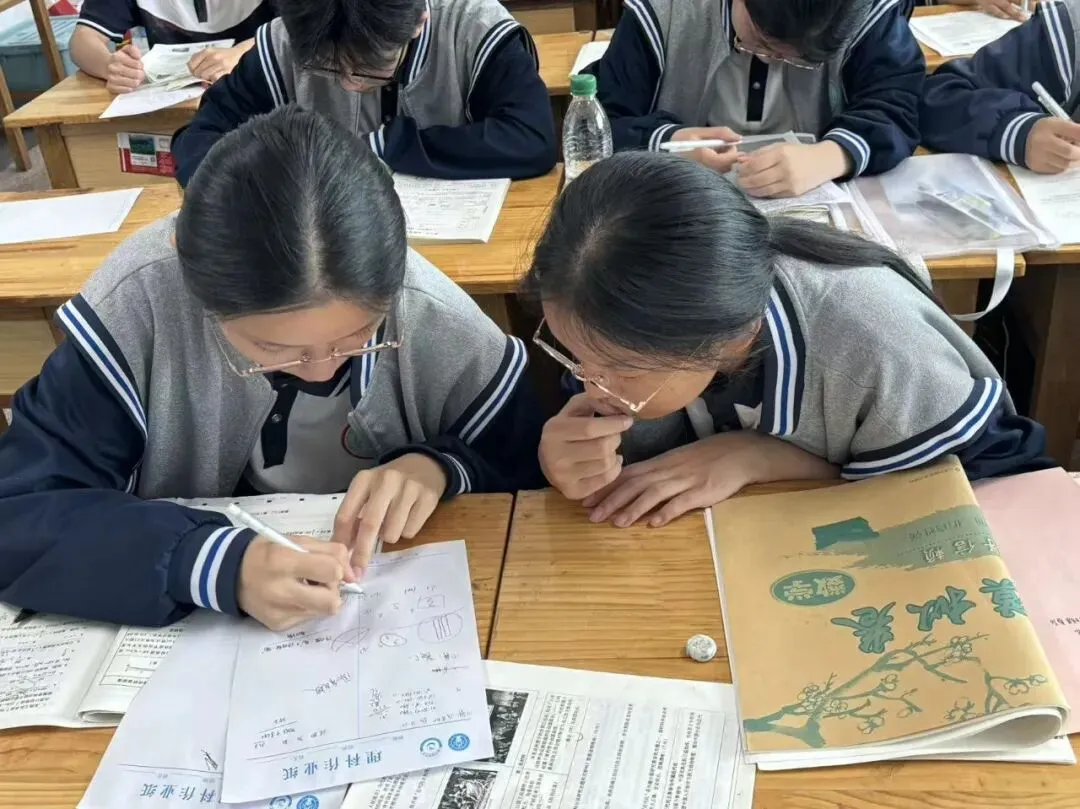 毕业季 | 中考次日:数理思辨凝底气 史韵沉淀赴芳华-第18张图片-四季读书网 毕业季 | 中考次日:数理思辨凝底气 史韵沉淀赴芳华-第18张图片-四季读书网
