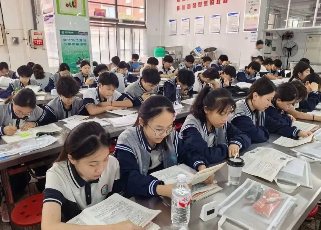 毕业季 | 中考次日:数理思辨凝底气 史韵沉淀赴芳华-第19张图片-四季读书网 毕业季 | 中考次日:数理思辨凝底气 史韵沉淀赴芳华-第19张图片-四季读书网