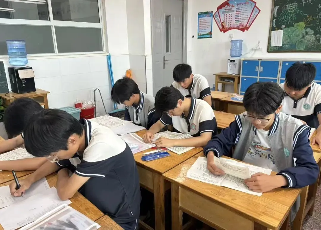 毕业季 | 中考次日:数理思辨凝底气 史韵沉淀赴芳华-第20张图片-四季读书网 毕业季 | 中考次日:数理思辨凝底气 史韵沉淀赴芳华-第20张图片-四季读书网