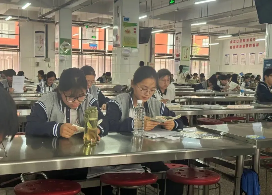 毕业季 | 中考次日:数理思辨凝底气 史韵沉淀赴芳华-第21张图片-四季读书网 毕业季 | 中考次日:数理思辨凝底气 史韵沉淀赴芳华-第21张图片-四季读书网