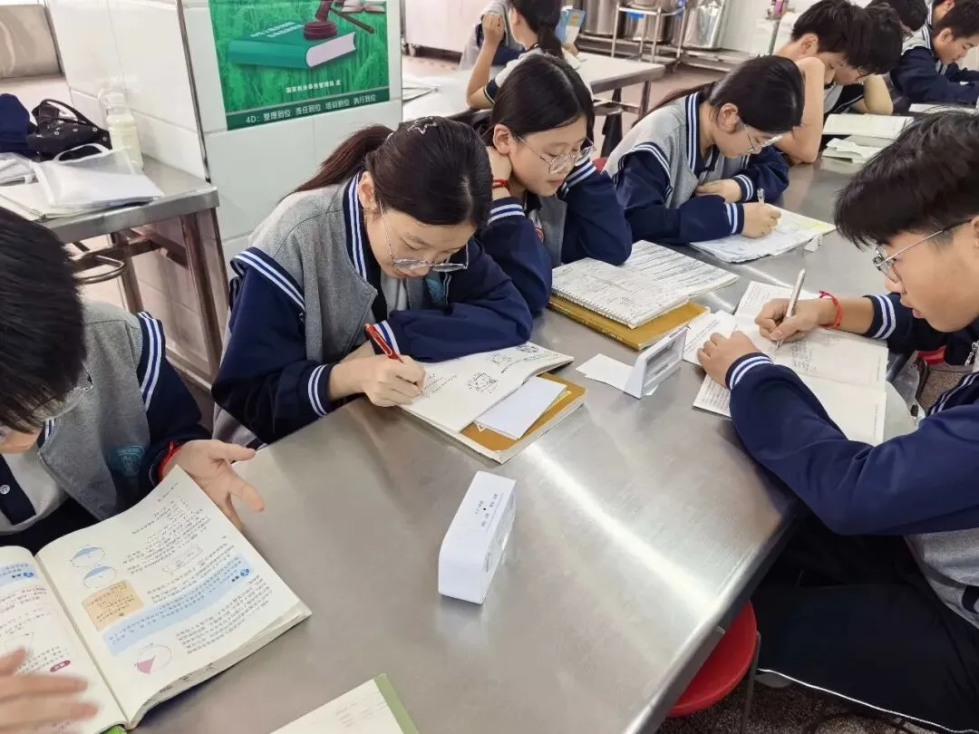 毕业季 | 中考次日:数理思辨凝底气 史韵沉淀赴芳华-第22张图片-四季读书网 毕业季 | 中考次日:数理思辨凝底气 史韵沉淀赴芳华-第22张图片-四季读书网