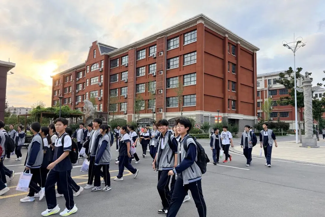 毕业季 | 中考次日:数理思辨凝底气 史韵沉淀赴芳华-第28张图片-四季读书网 毕业季 | 中考次日:数理思辨凝底气 史韵沉淀赴芳华-第28张图片-四季读书网