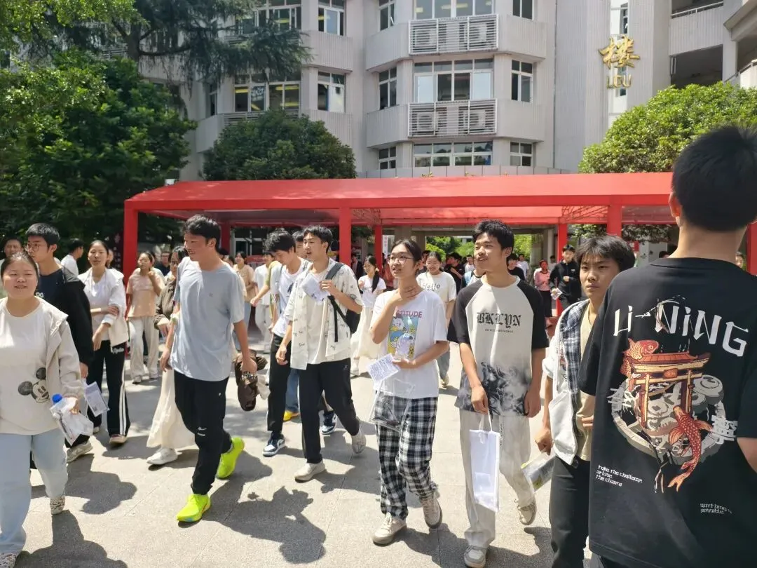 铃声落定 青春启航!市中区2026年中考圆满落幕-第4张图片-四季读书网 铃声落定 青春启航!市中区2026年中考圆满落幕-第4张图片-四季读书网