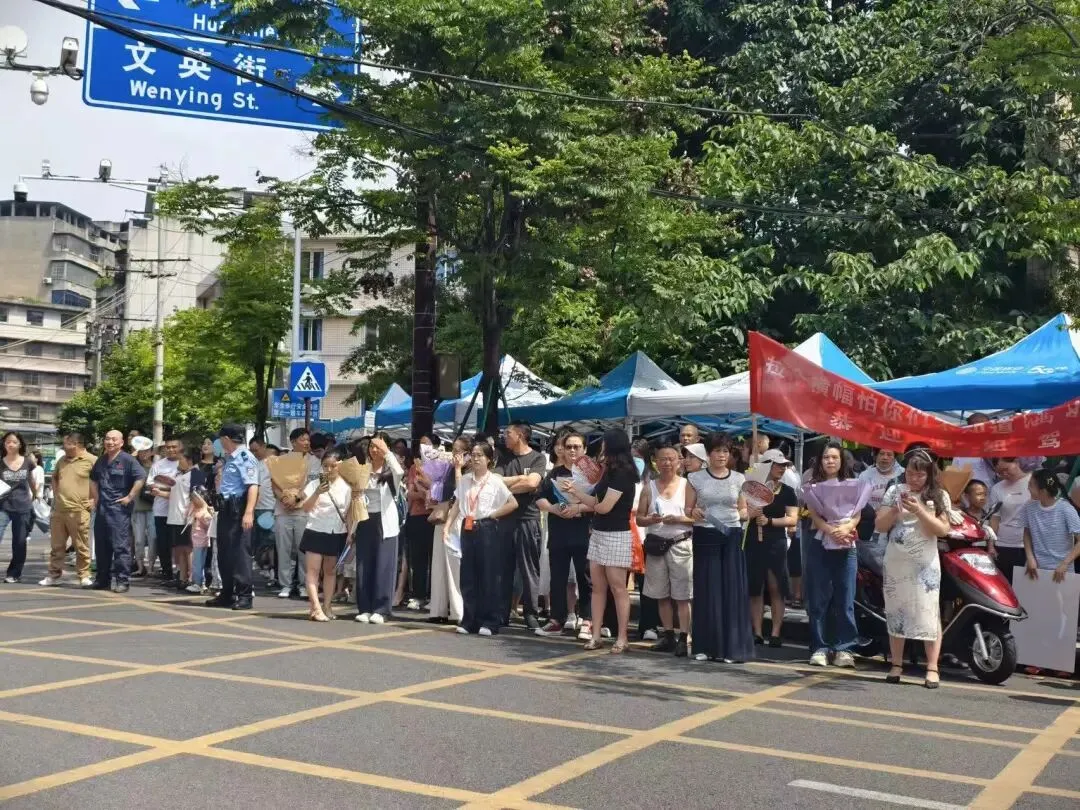 铃声落定 青春启航!市中区2026年中考圆满落幕-第5张图片-四季读书网 铃声落定 青春启航!市中区2026年中考圆满落幕-第5张图片-四季读书网