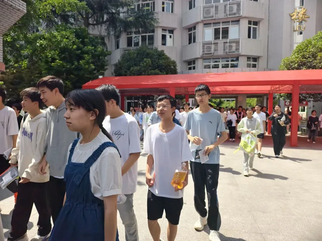 铃声落定 青春启航!市中区2026年中考圆满落幕-第6张图片-四季读书网 铃声落定 青春启航!市中区2026年中考圆满落幕-第6张图片-四季读书网