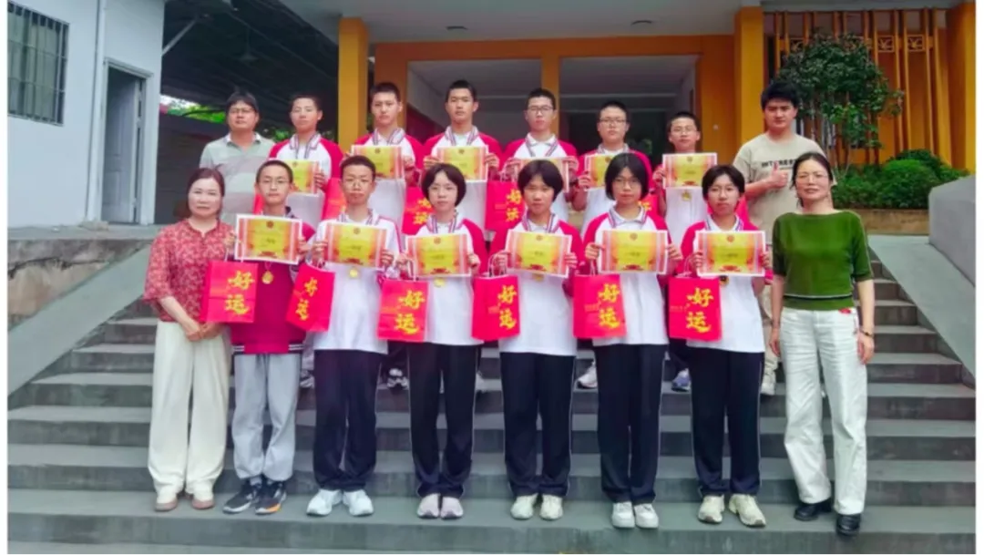 【超德教研】一张试卷,炸出多少“隐藏学霸”?超德中学数学竞赛“英雄榜”发布-第14张图片-四季读书网 【超德教研】一张试卷,炸出多少“隐藏学霸”?超德中学数学竞赛“英雄榜”发布-第14张图片-四季读书网