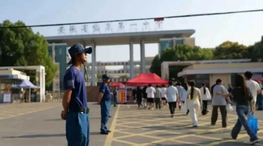 直击!中考首日现场 ~ | 安徽中考作文题出炉!-第5张图片-四季读书网 直击!中考首日现场 ~ | 安徽中考作文题出炉!-第5张图片-四季读书网