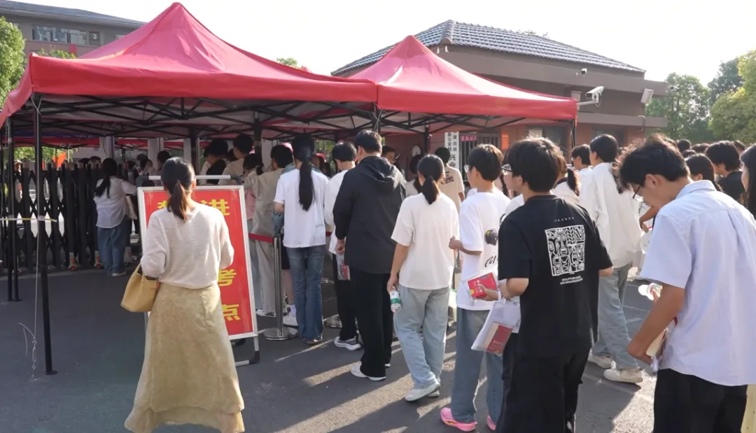 直击!中考首日现场 ~ | 安徽中考作文题出炉!-第7张图片-四季读书网 直击!中考首日现场 ~ | 安徽中考作文题出炉!-第7张图片-四季读书网