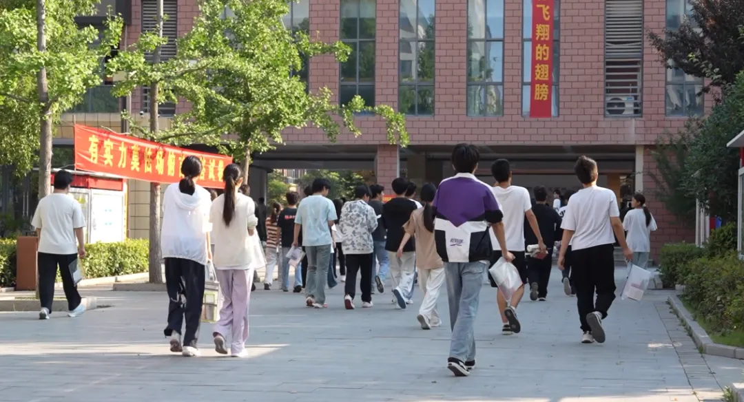 直击!中考首日现场 ~ | 安徽中考作文题出炉!-第10张图片-四季读书网 直击!中考首日现场 ~ | 安徽中考作文题出炉!-第10张图片-四季读书网