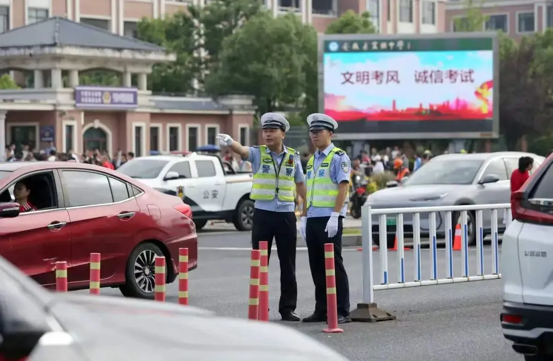 现场直击|中考首日,宁国公安为梦护航-第3张图片-四季读书网 现场直击|中考首日,宁国公安为梦护航-第3张图片-四季读书网