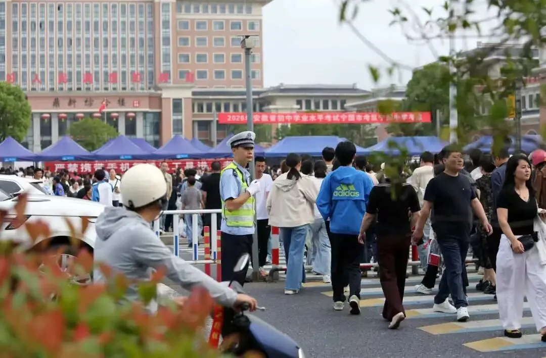 现场直击|中考首日,宁国公安为梦护航-第4张图片-四季读书网 现场直击|中考首日,宁国公安为梦护航-第4张图片-四季读书网