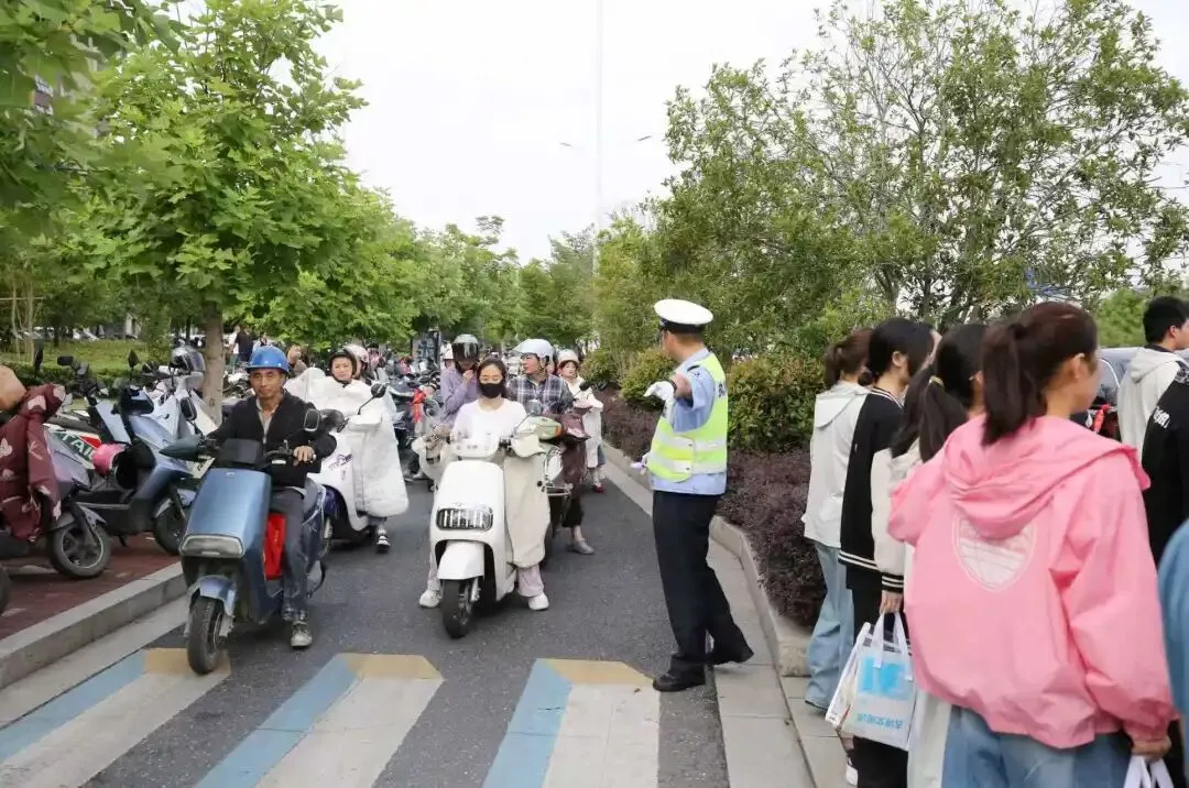 现场直击|中考首日,宁国公安为梦护航-第7张图片-四季读书网 现场直击|中考首日,宁国公安为梦护航-第7张图片-四季读书网