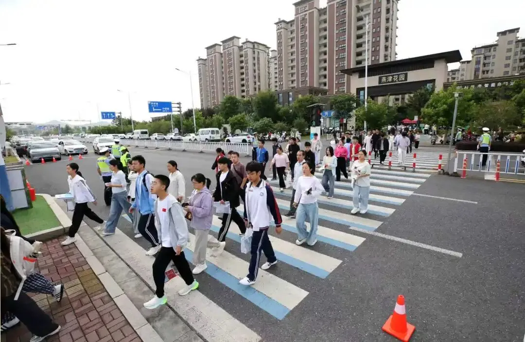 现场直击|中考首日,宁国公安为梦护航-第9张图片-四季读书网 现场直击|中考首日,宁国公安为梦护航-第9张图片-四季读书网