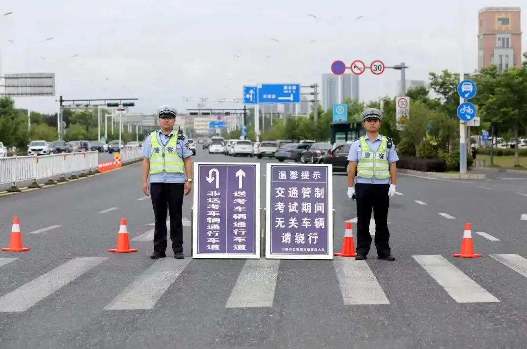 现场直击|中考首日,宁国公安为梦护航-第11张图片-四季读书网 现场直击|中考首日,宁国公安为梦护航-第11张图片-四季读书网