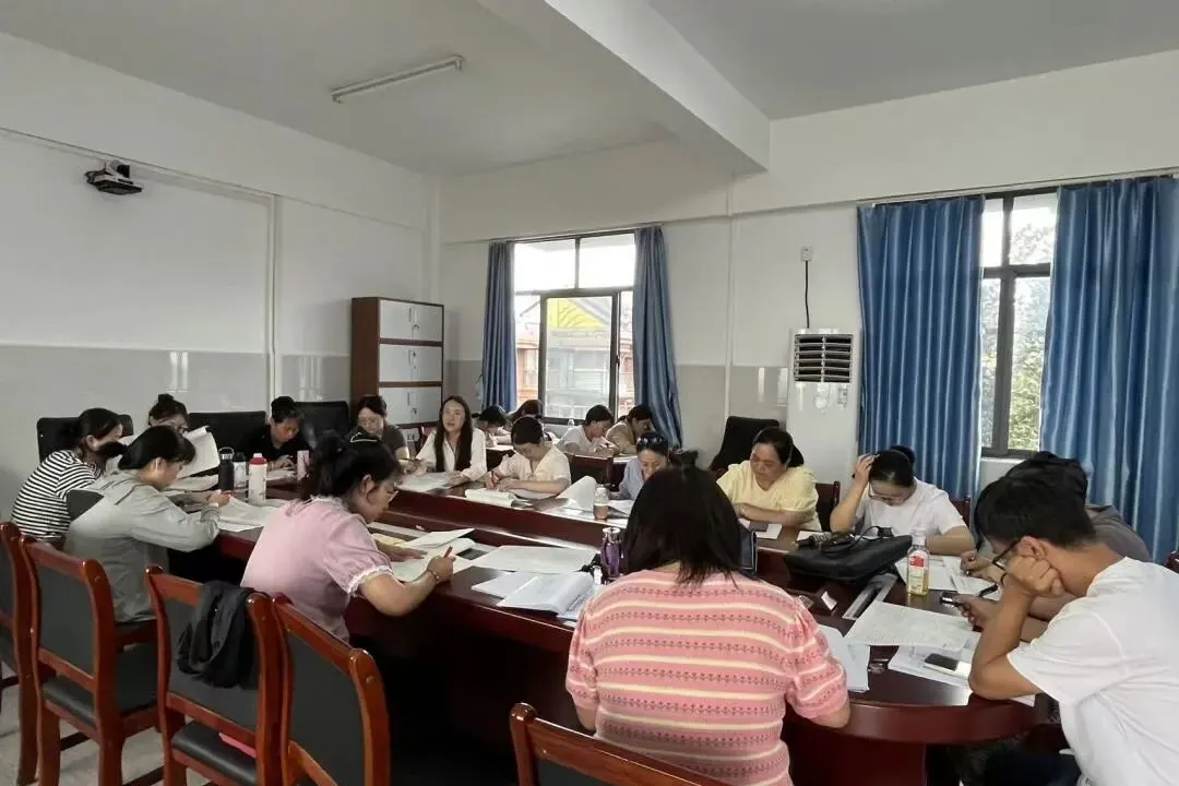 深耕真题研考向,以思笃行促成长——西双版纳州民族中学高中语文教研组教师同写2026年全国Ⅱ卷高考作文-第2张图片-四季读书网 深耕真题研考向,以思笃行促成长——西双版纳州民族中学高中语文教研组教师同写2026年全国Ⅱ卷高考作文-第2张图片-四季读书网